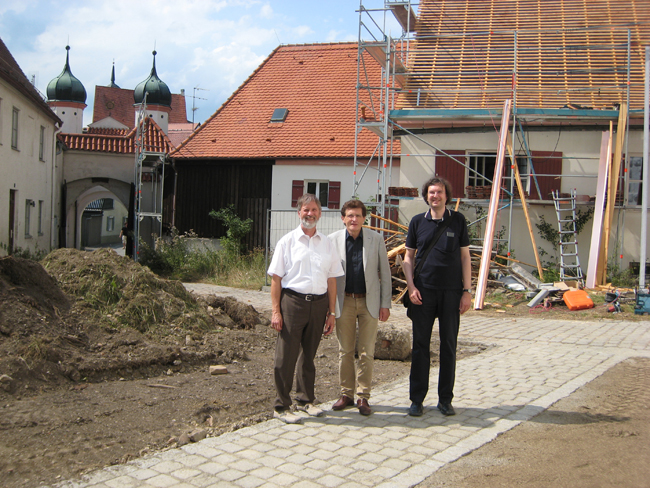 Im Bild (von links): Peter Losher, Leiter des Finanzamts Dillingen, Stimmkreisabgeordneter Georg Winter und Bernd Wenninger vom Staatlichen Bauamt.